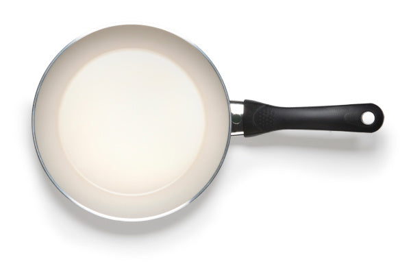 Patelnia ceramiczna. Co trzeba o niej wiedzieć? Jak jej używać?