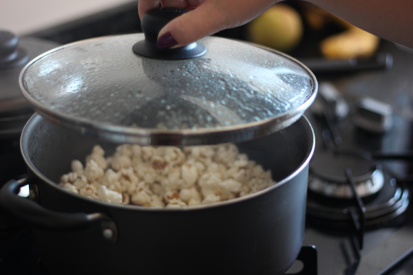 Jak zrobić popcorn w garnku?