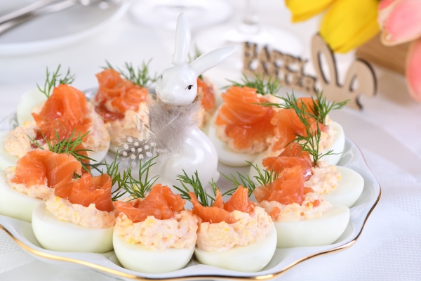 Jajka faszerowane łososiem – jak je zrobić?