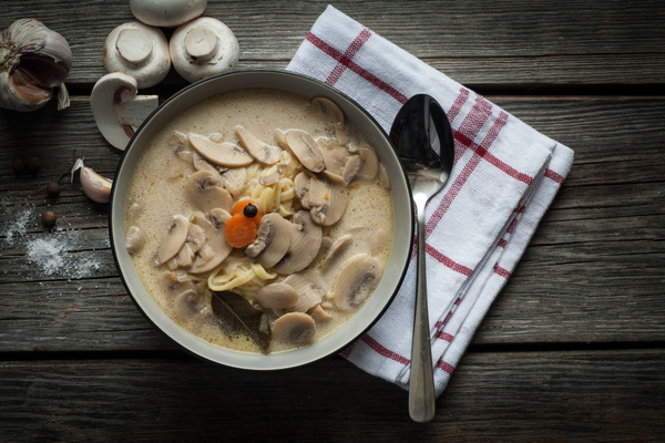 Domowa zupa pieczarkowa – jak ją zrobić?