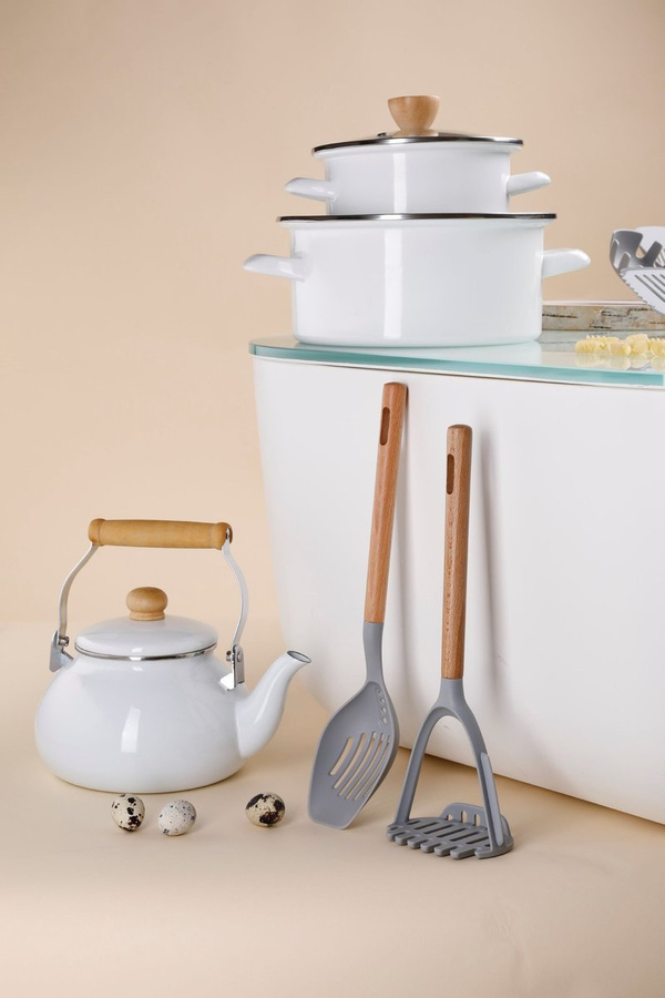 Garnek emaliowany na gaz i indukcję Emalia Polska Pleszew Frida 18 cm 2 l biały