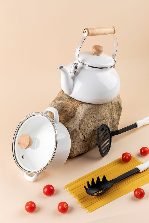 Garnek emaliowany na gaz i indukcję Emalia Polska Pleszew Frida 22 cm 3,6 l biały