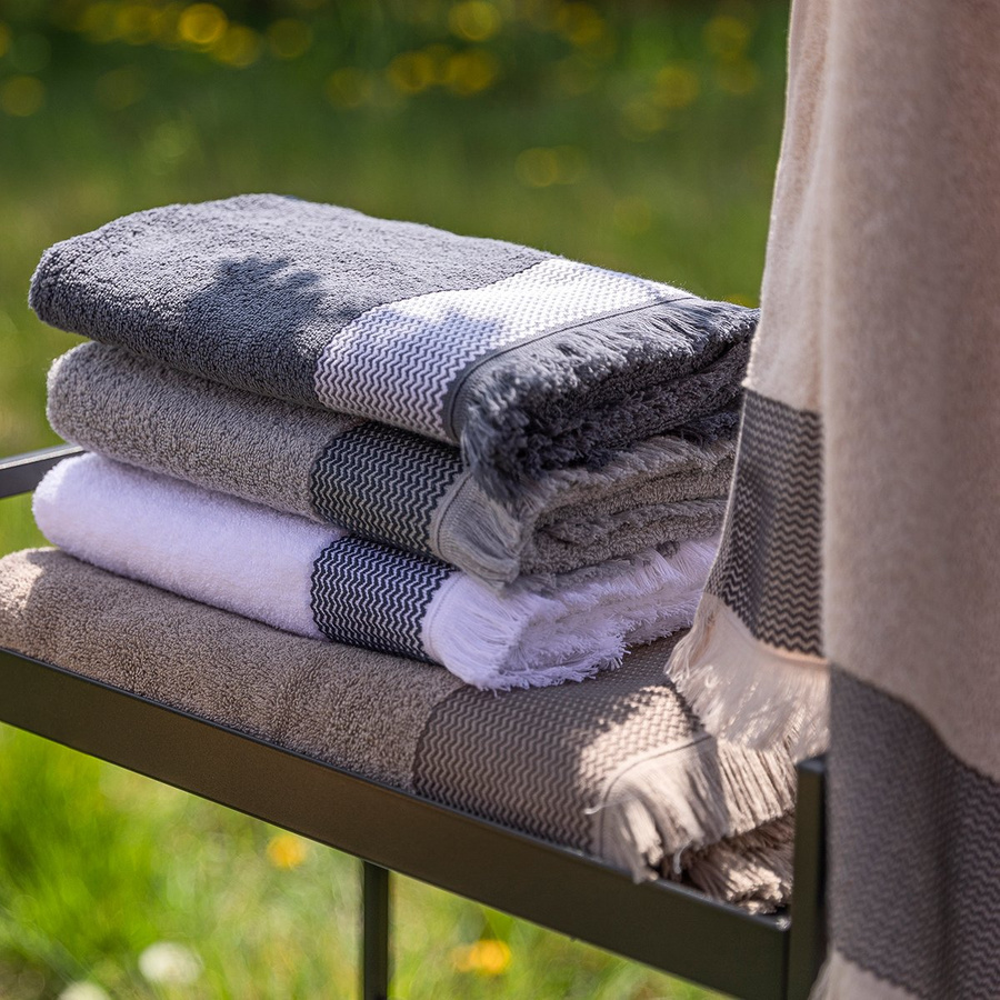 Ręcznik bawełniany z frędzlami Miss Lucy Natika 30x50 cm jasny brąz