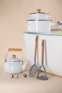 Garnek emaliowany na gaz i indukcję Emalia Polska Pleszew Frida 18 cm 2 l biały