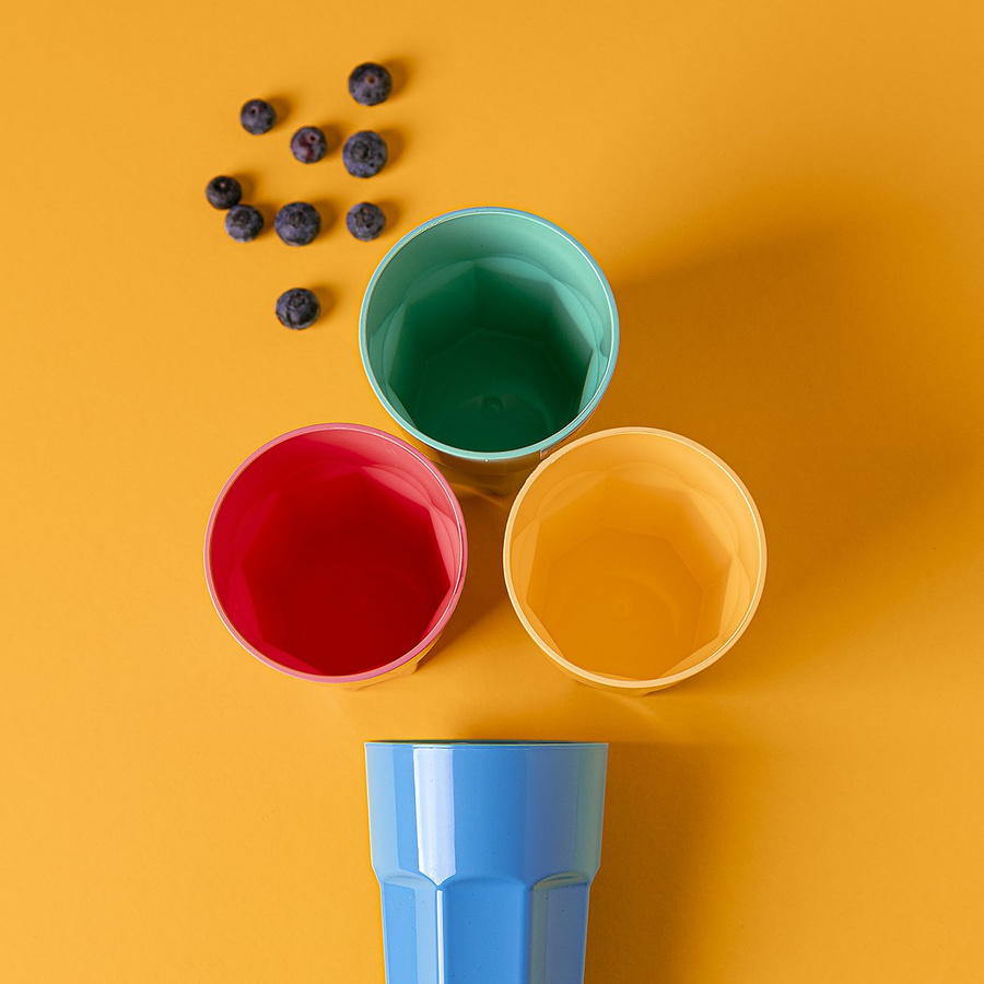 Komplet 4 plastikowych kolorowych kubków Praktyczna 400 ml do zimnych napojów