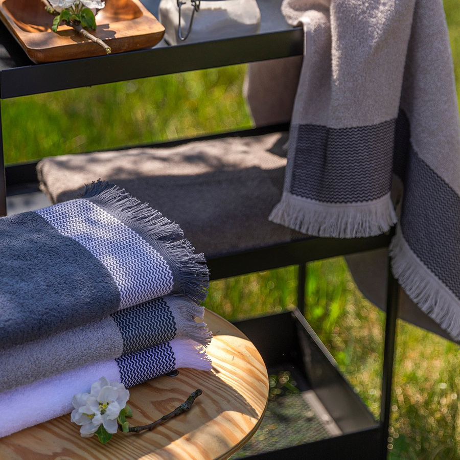 Ręcznik bawełniany z frędzlami Miss Lucy Natika 30x50 cm jasny brąz