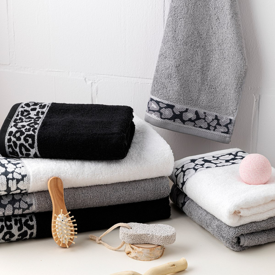 Ręcznik bambusowy w cętki leoparda Miss Lucy Leopard 70x140 cm szary