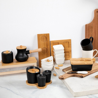 Zestaw cukiernica, solniczka i pieprzniczka na bambusowej podstawce Florina Adria czarny