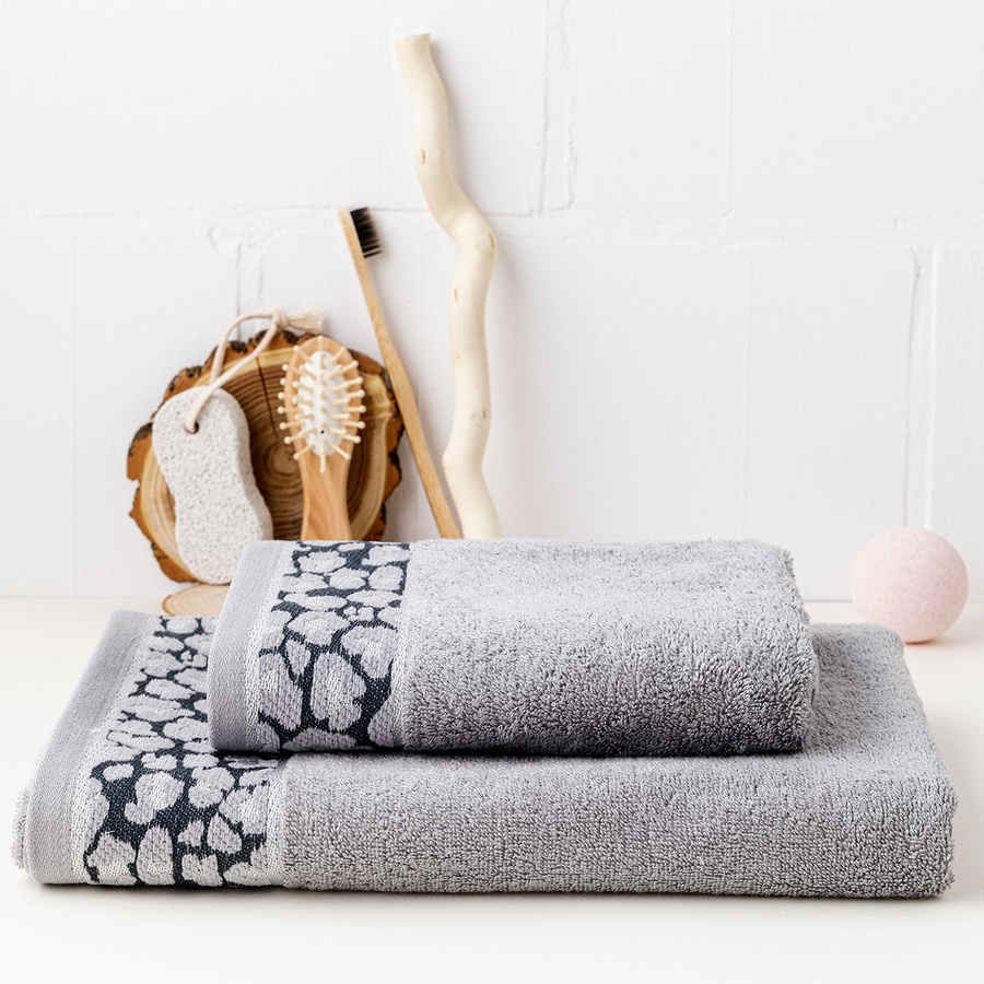 Ręcznik bambusowy w cętki leoparda Miss Lucy Leopard 70x140 cm szary