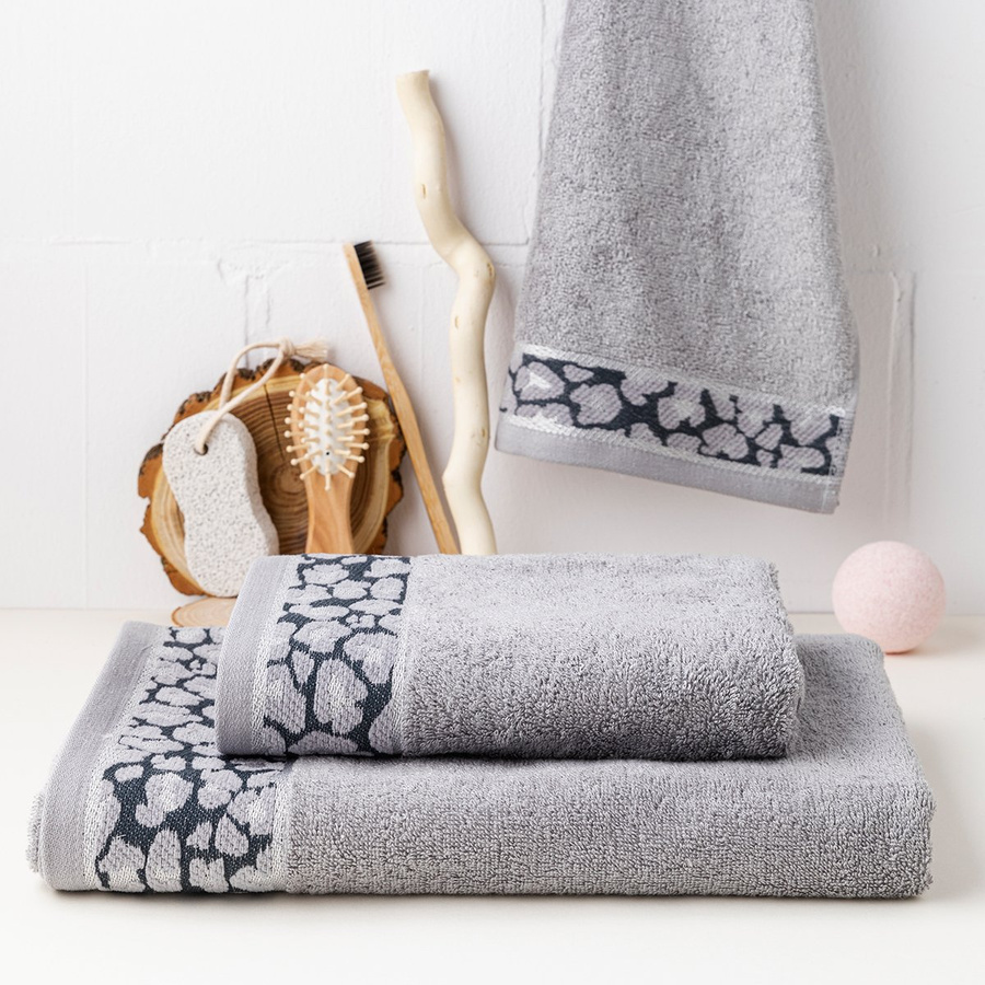 Ręcznik bambusowy w cętki leoparda Miss Lucy Leopard 70x140 cm szary